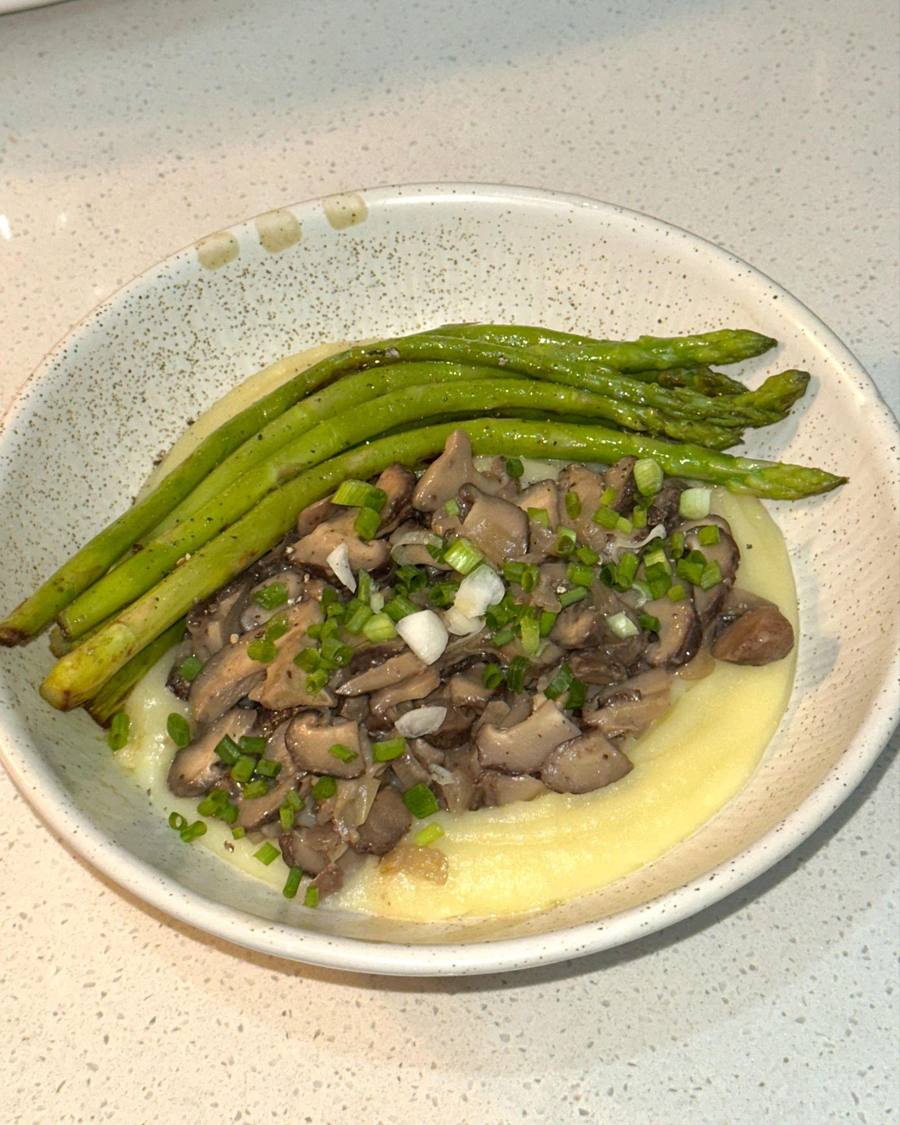 Картофельное пюре с грибами и спаржей